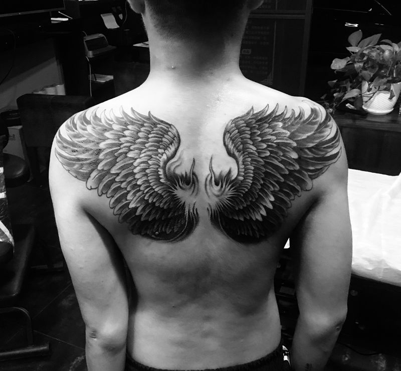 后背翅膀纹身图片