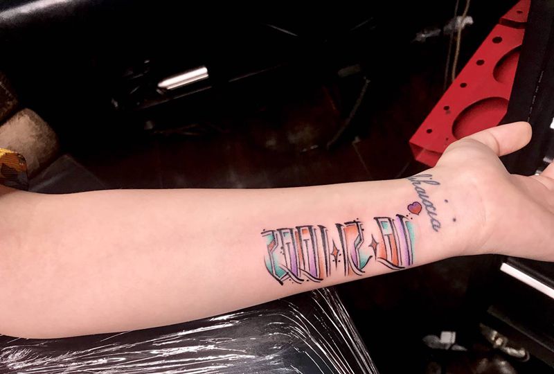 原创纹身图片_手臂花体字水彩纹身图案