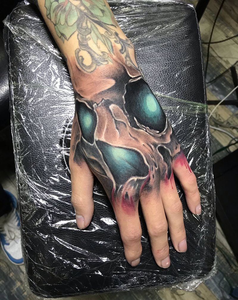 骷髅花手纹身图片_手部欧美写实纹身图案