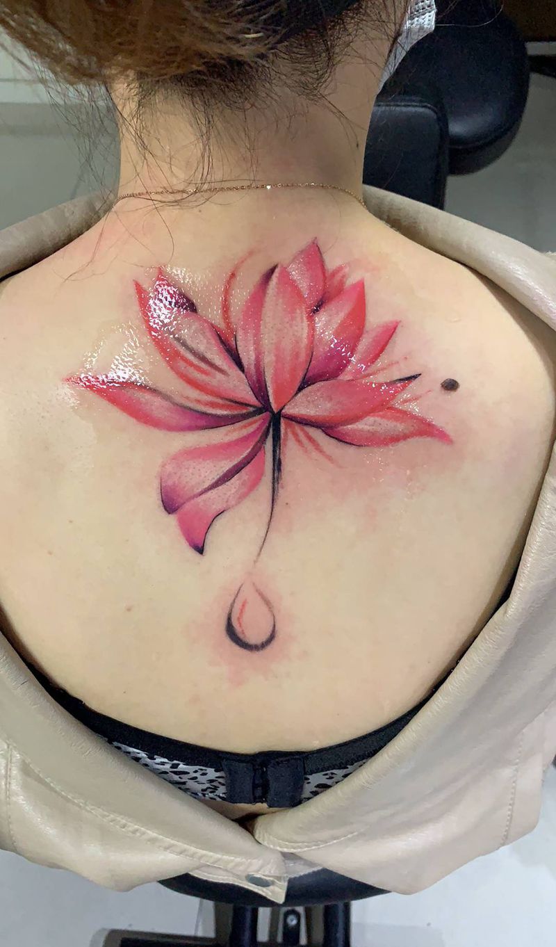 荷花纹身图片_背部荷花纹身图案