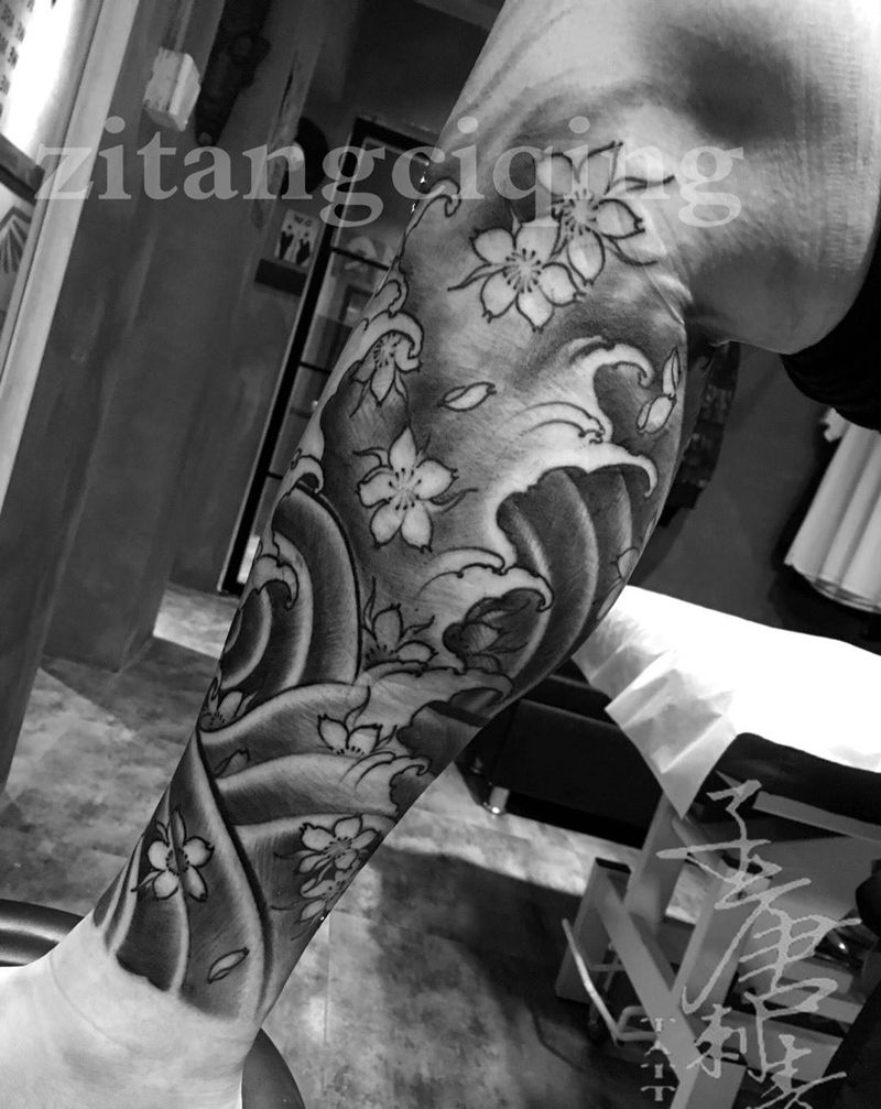 浪花樱花经典搭配纹身图片_成品腿部传统植物静物原创纹身图案