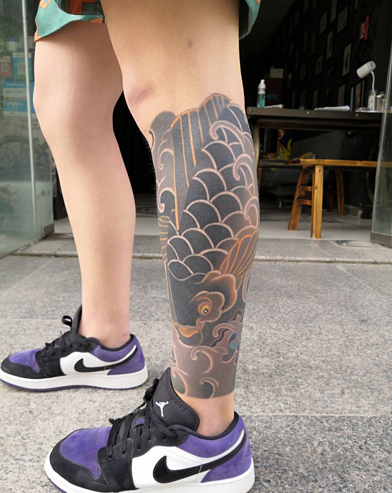 老传统鲤鱼菊花包小腿纹身图片_腿部老传统纹身图案