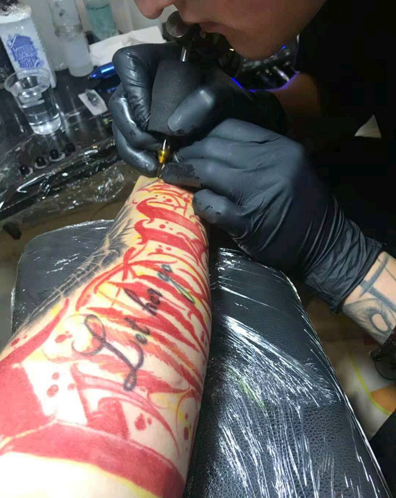 老虎花体字包小臂纹身图片_手臂花体字欧美写实纹身图案