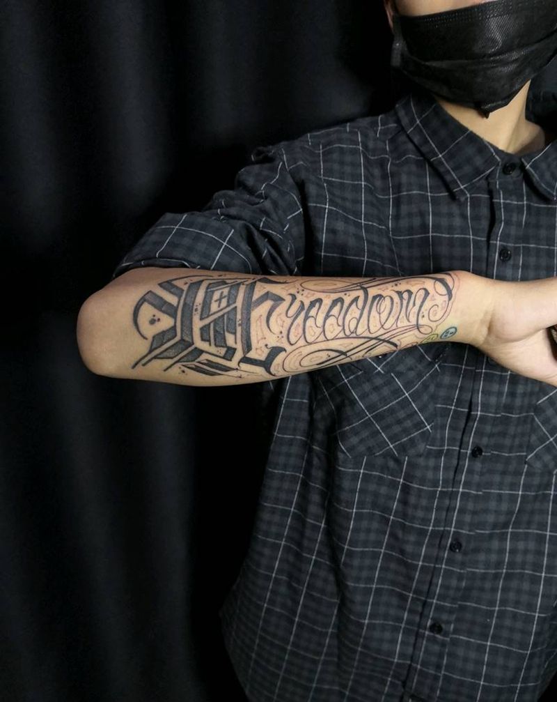 freedom纹身图片_手臂花体字纹身图案