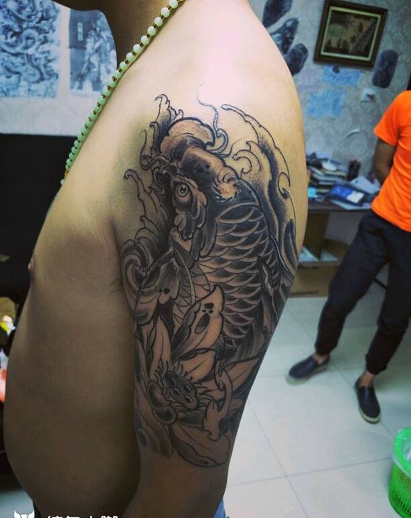 大臂招财鲤鱼！纹身图片_手臂传统动物成品纹身图案