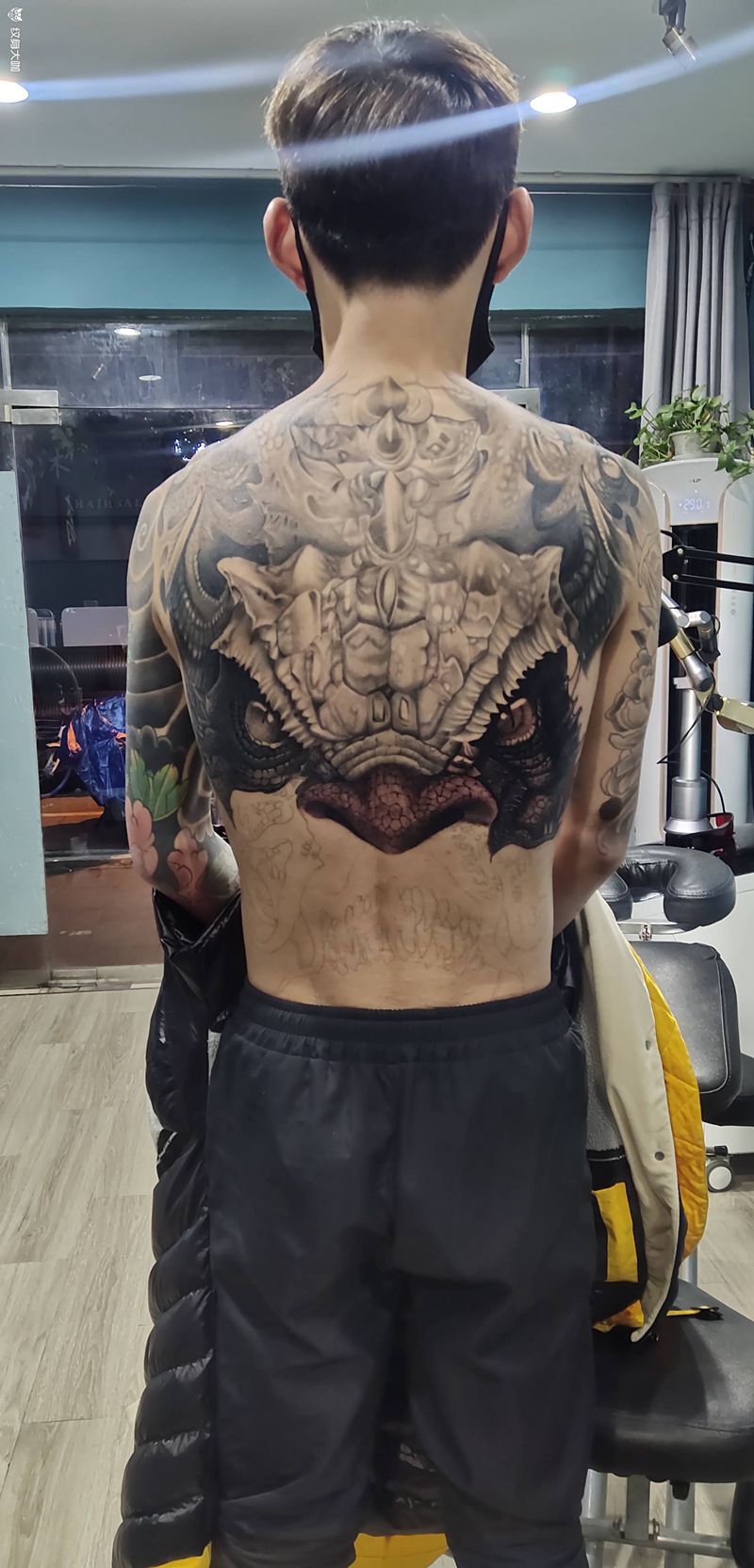 龙威纹身图片_背部欧美写实纹身图案