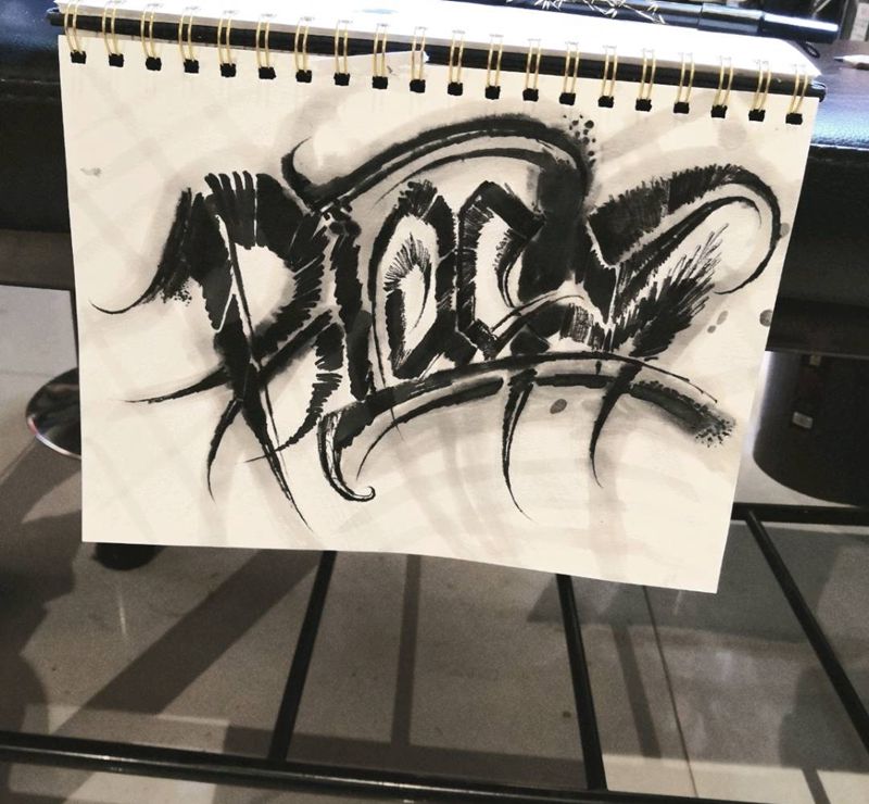 black纹身图片_肩部胸部花体字纹身图案