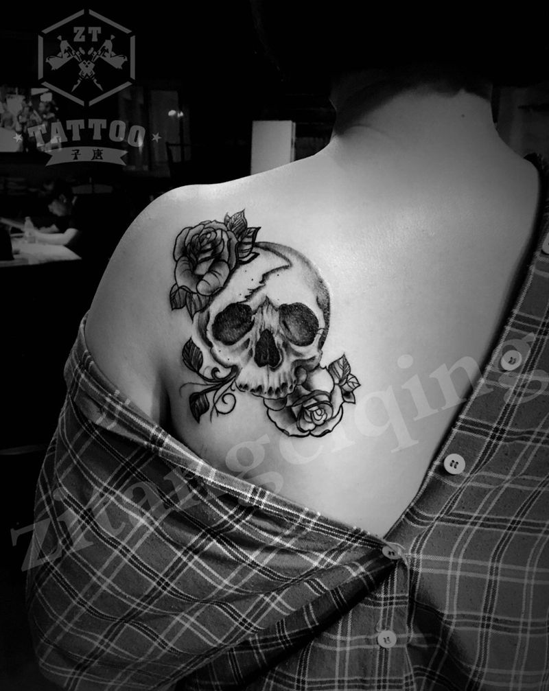骷髅玫瑰纹身图片_成品肩部背部欧美鬼神植物纹身图案