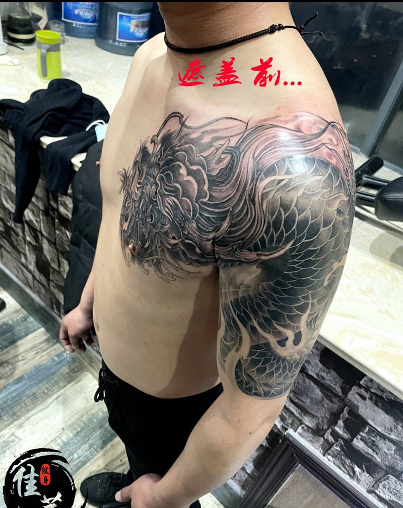 披肩龙纹身图片_胸部肩部新传统纹身图案