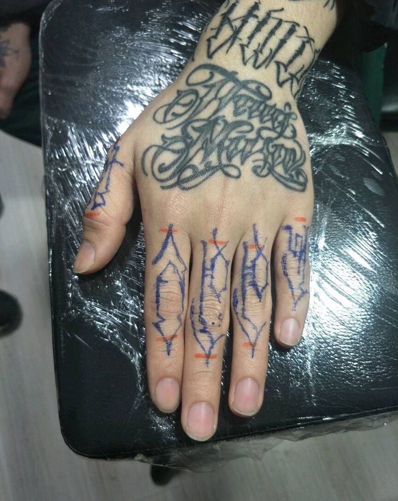 爆个手指纹身图片