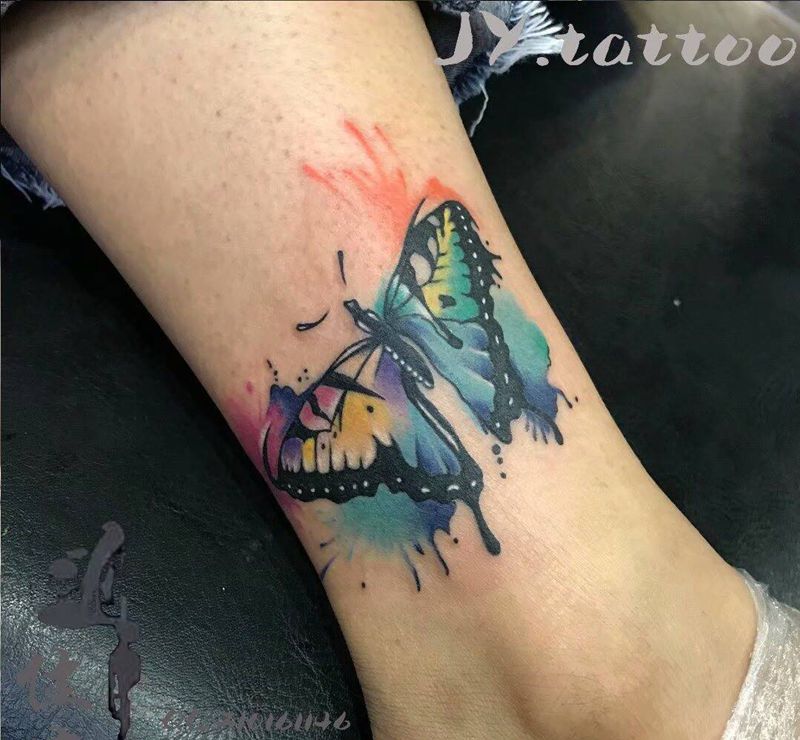 泼墨蝴蝶纹身图片_脚部水彩纹身图案
