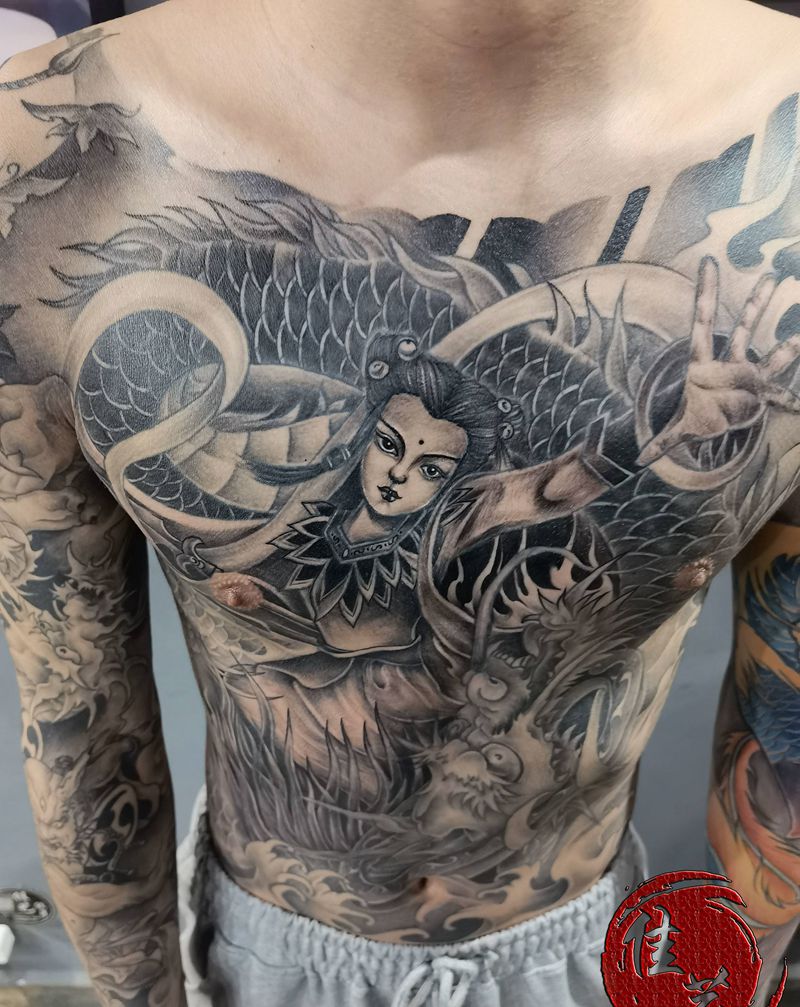 哪吒降龙纹身图片_腹部新传统纹身图案