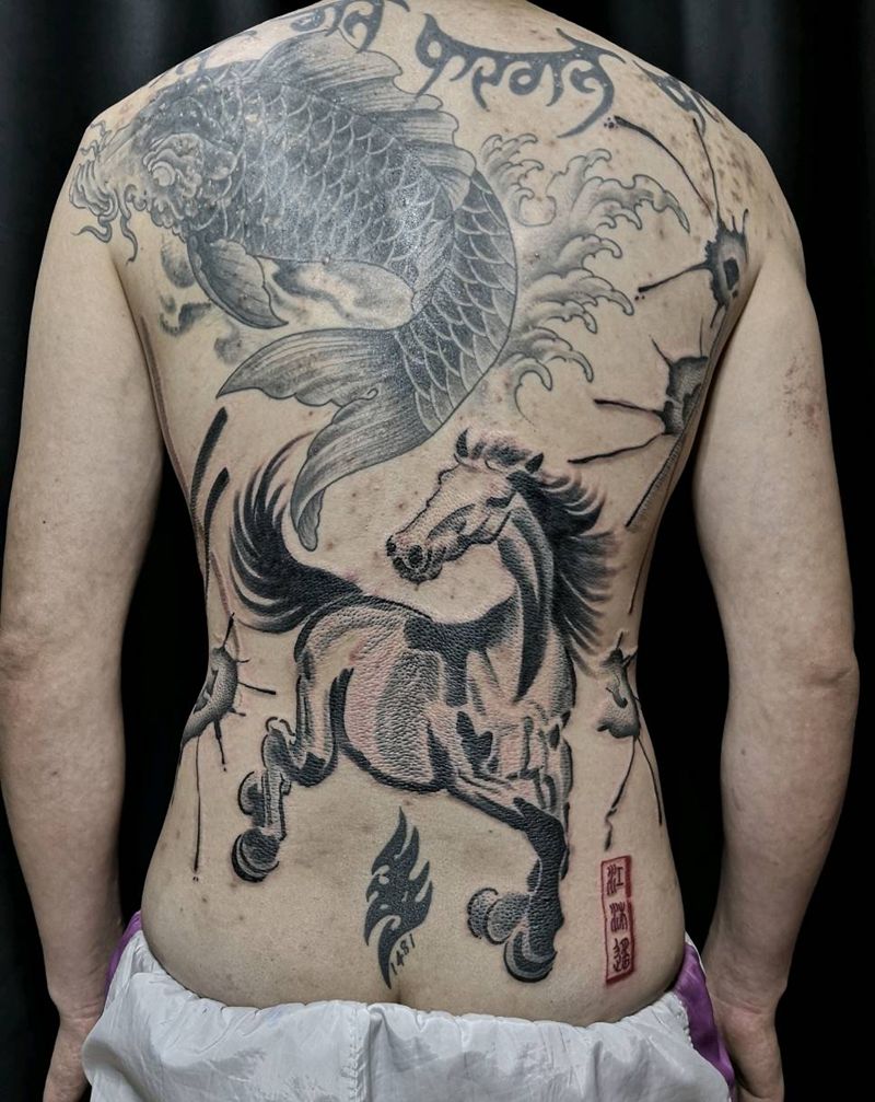 奔马纹身图片_背部水墨纹身图案