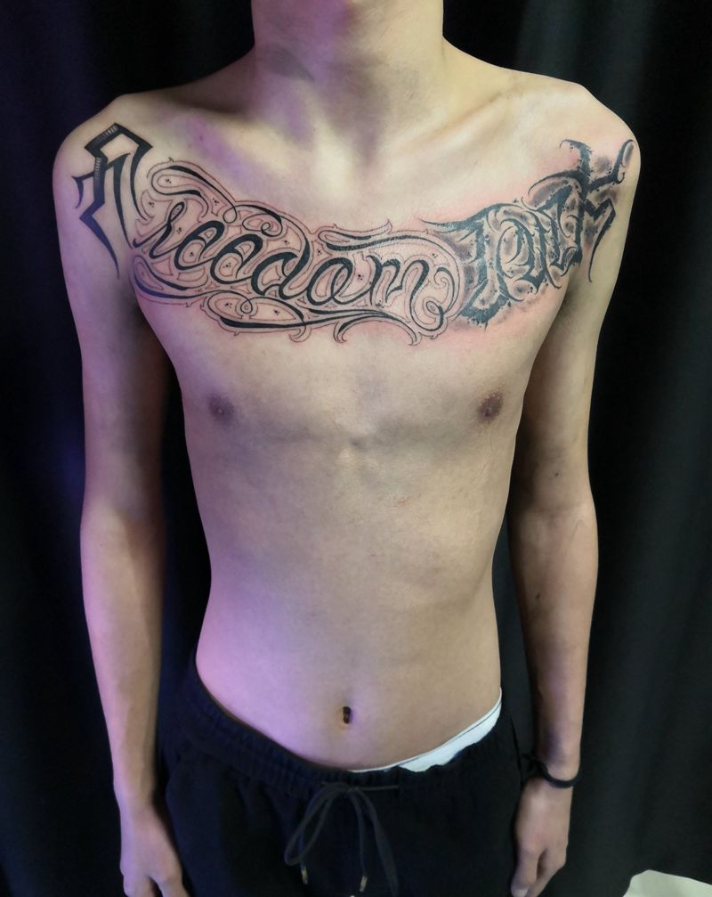 花体字 自由纹身图片_胸部花体字纹身图案