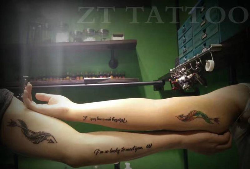 情侣羽毛箭头纹身图片_成品手臂写实静物情侣羽毛箭头纹身图案