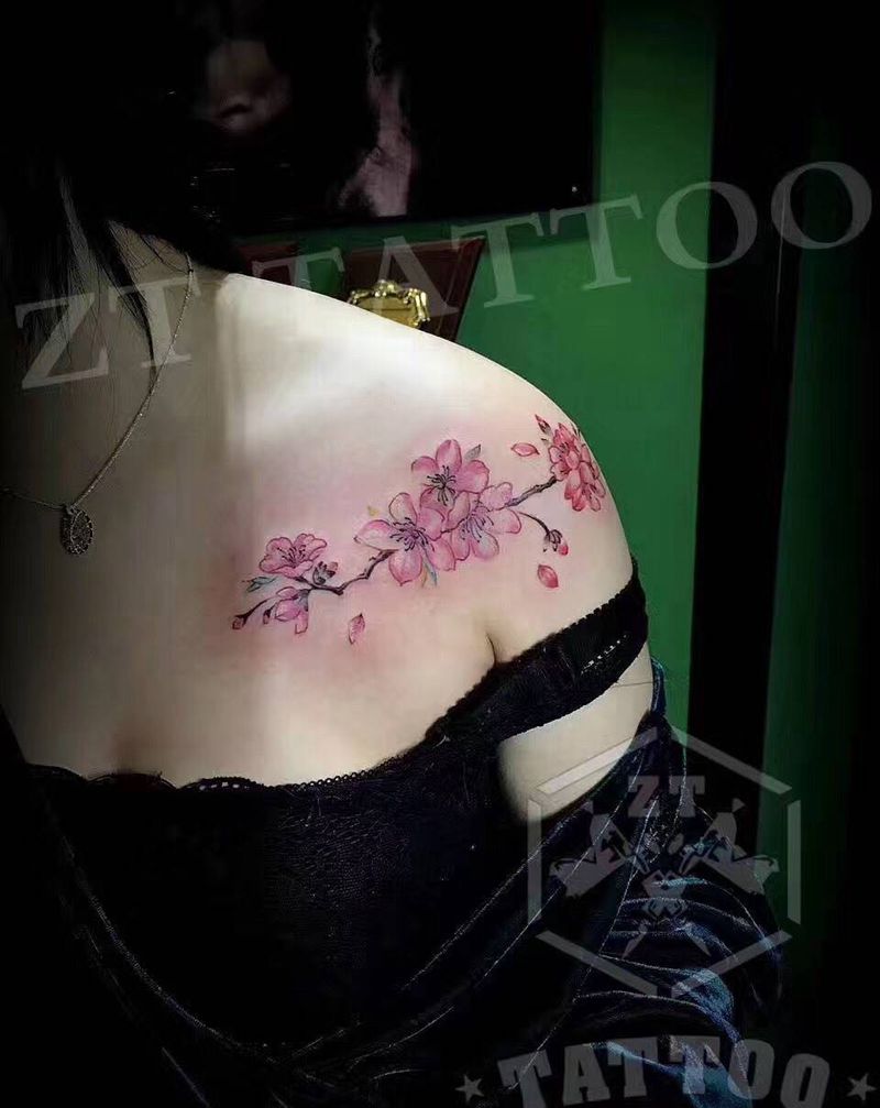 桃花纹身图片_成品肩部清新写实植物纹身图案