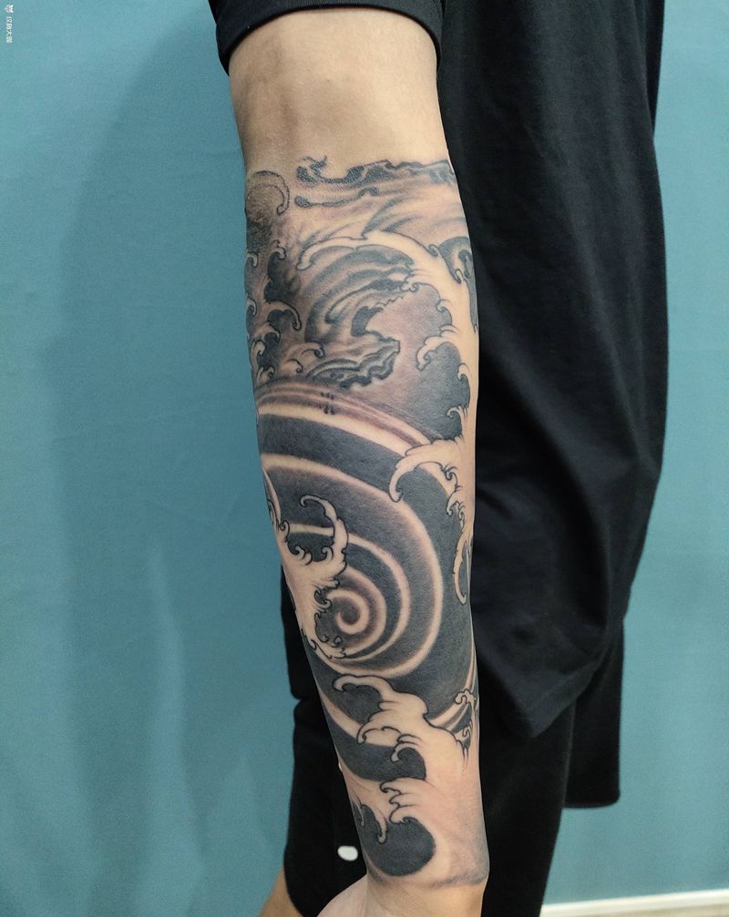 水浪纹身图片_手臂新传统纹身图案