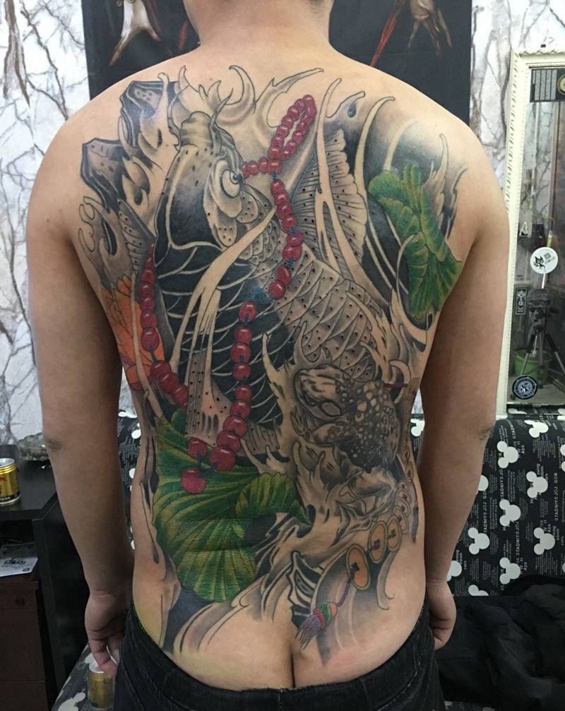 锦鲤纹身图片_成品背部传统植物动物纹身图案