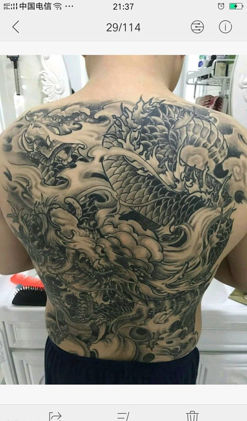 满背龙纹身图片