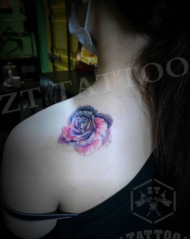 玫瑰水彩纹身图片_成品肩部欧美清新植物纹身图案