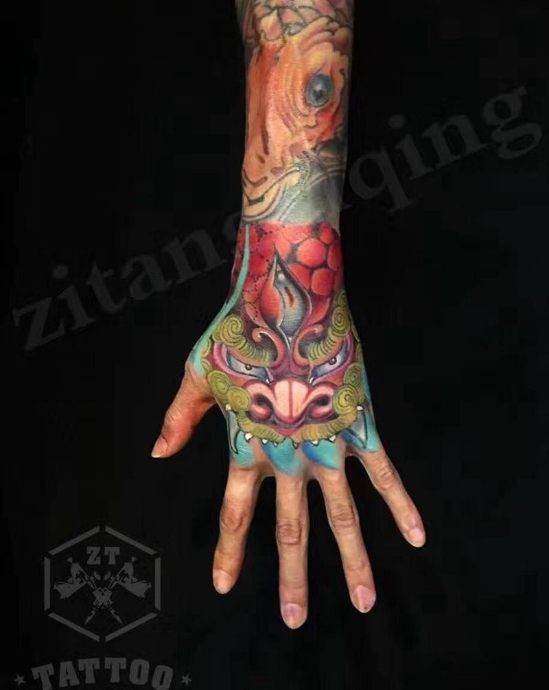手背唐狮纹身图片_成品手部传统动物唐狮新传统纹身图案