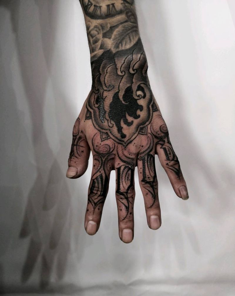 展会随扎纹身图片_手部花体字纹身图案