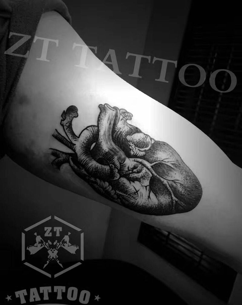 心脏纹身图片_成品手臂大臂点刺欧美个性简约胸部背部纹身图案