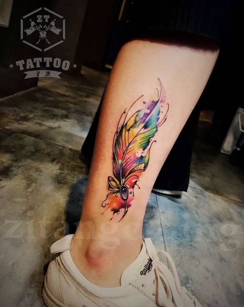 水彩羽毛纹身图片_成品腿部静物清新纹身图案