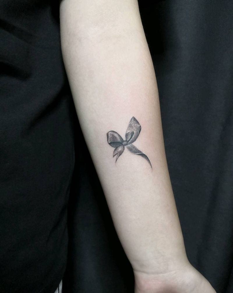 蝴蝶结纹身图片_手臂欧美写实纹身图案