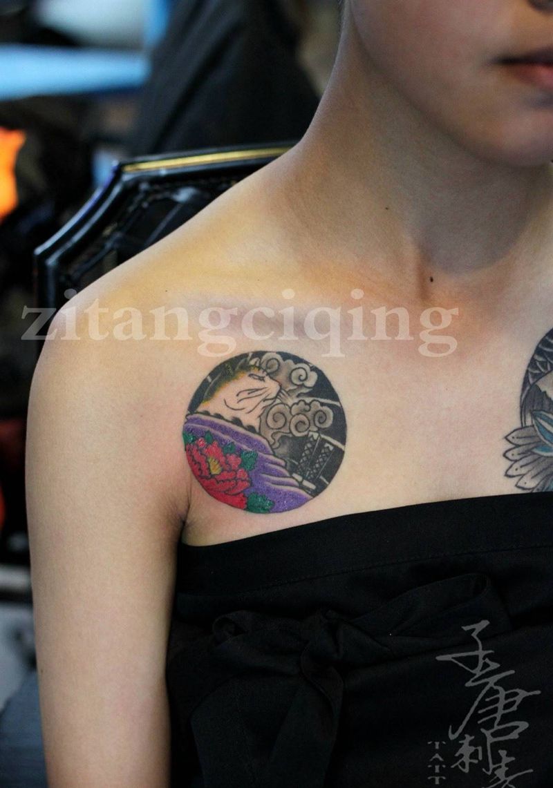 武士猫纹身图片_成品肩部传统静物动物纹身图案