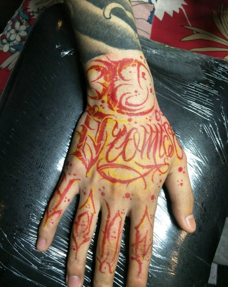 小满背纹身图片_手部花体字纹身图案