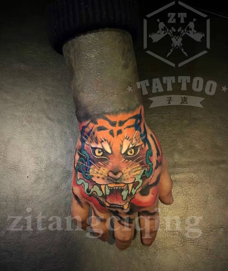 手背老虎纹身图片_成品手部欧美动物纹身图案