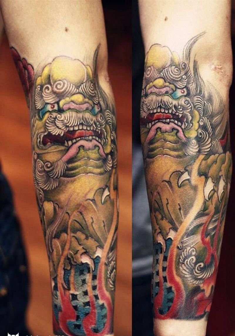 彩色狮子包小臂纹身图片