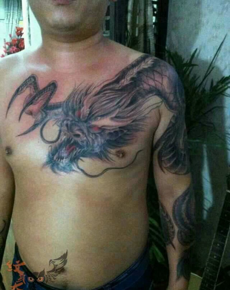 甩肩龙纹身图片_肩部手臂纹身图案