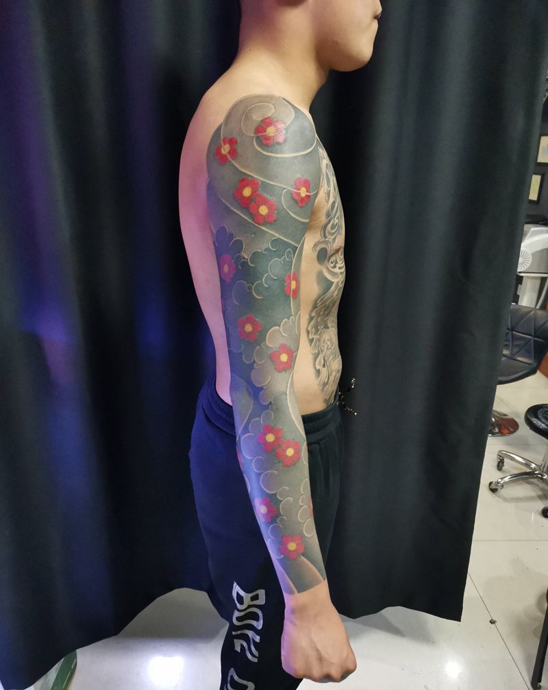 老传统樱花臂纹身图片_手臂老传统纹身图案