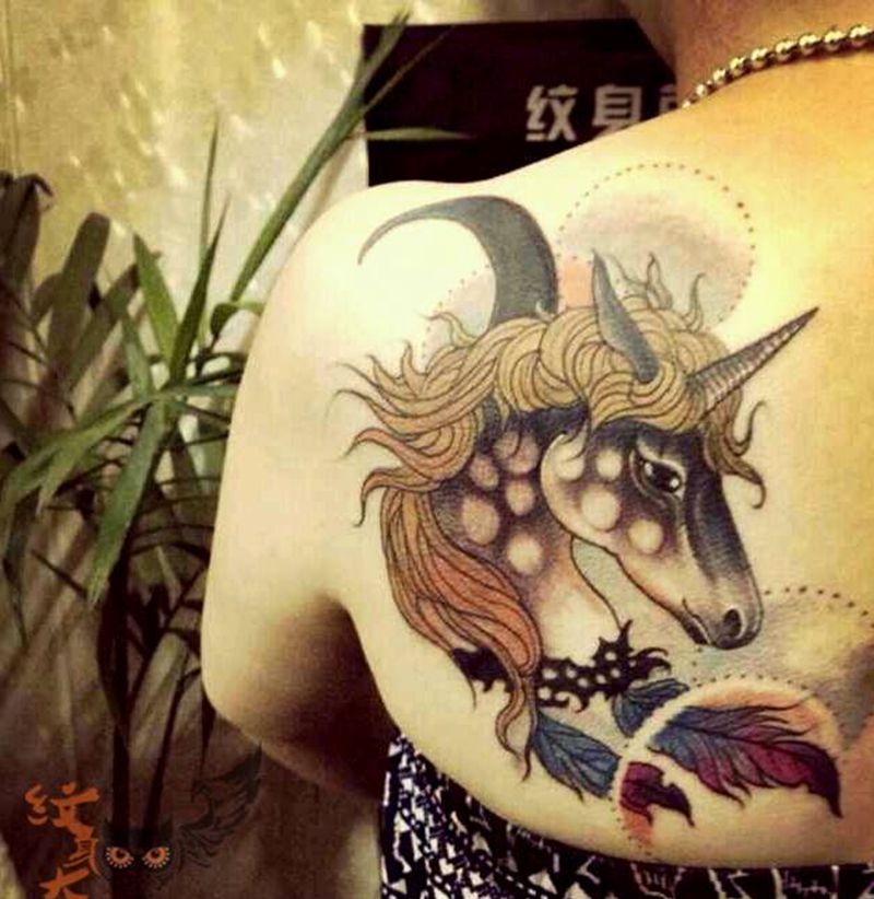 独角兽纹身图片_背部传统习俗动物纹身图案