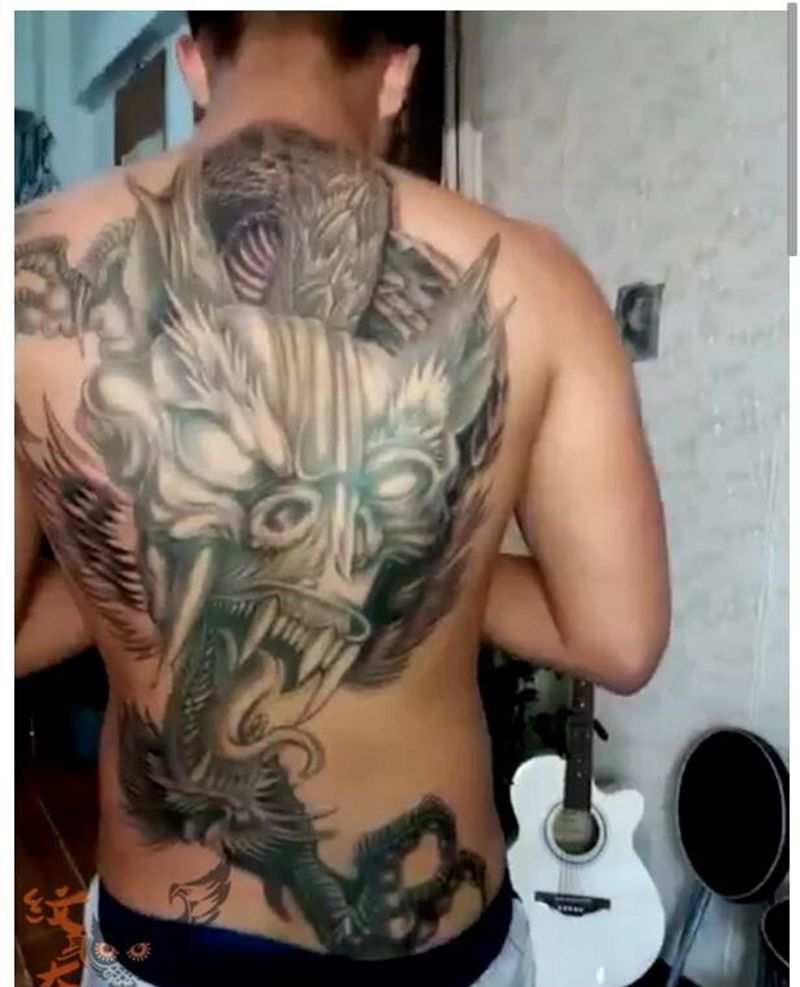 龙头背纹身图片_背部动物纹身图案