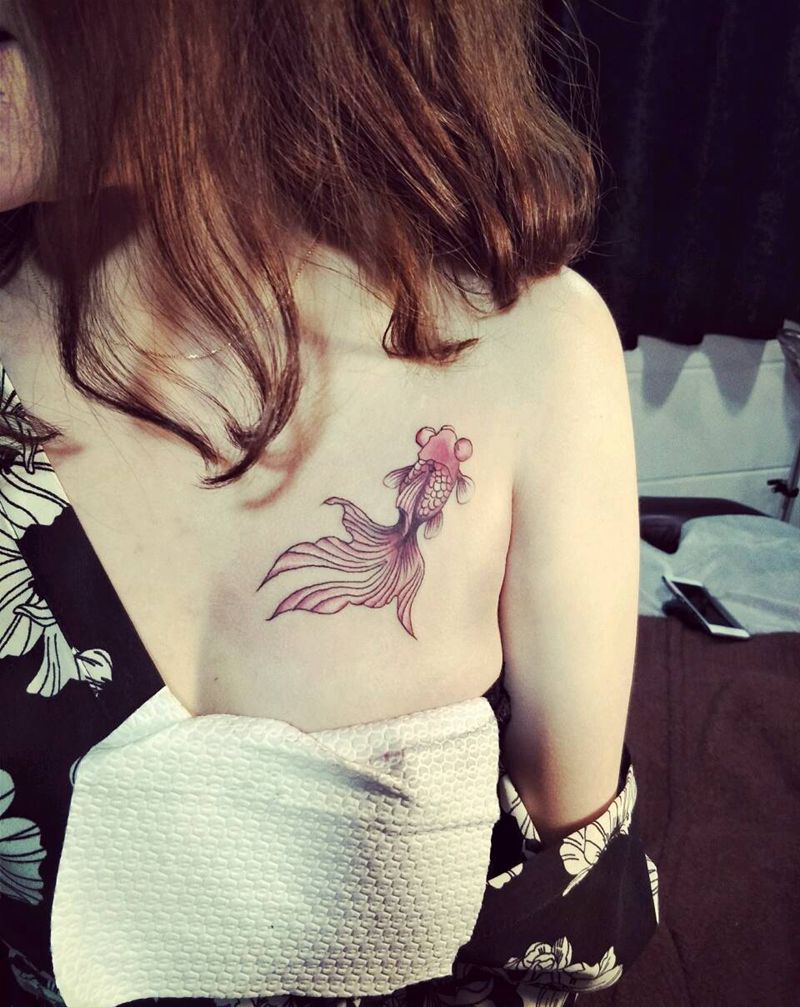 小金鱼！纹身图片_胸部传统动物成品纹身图案