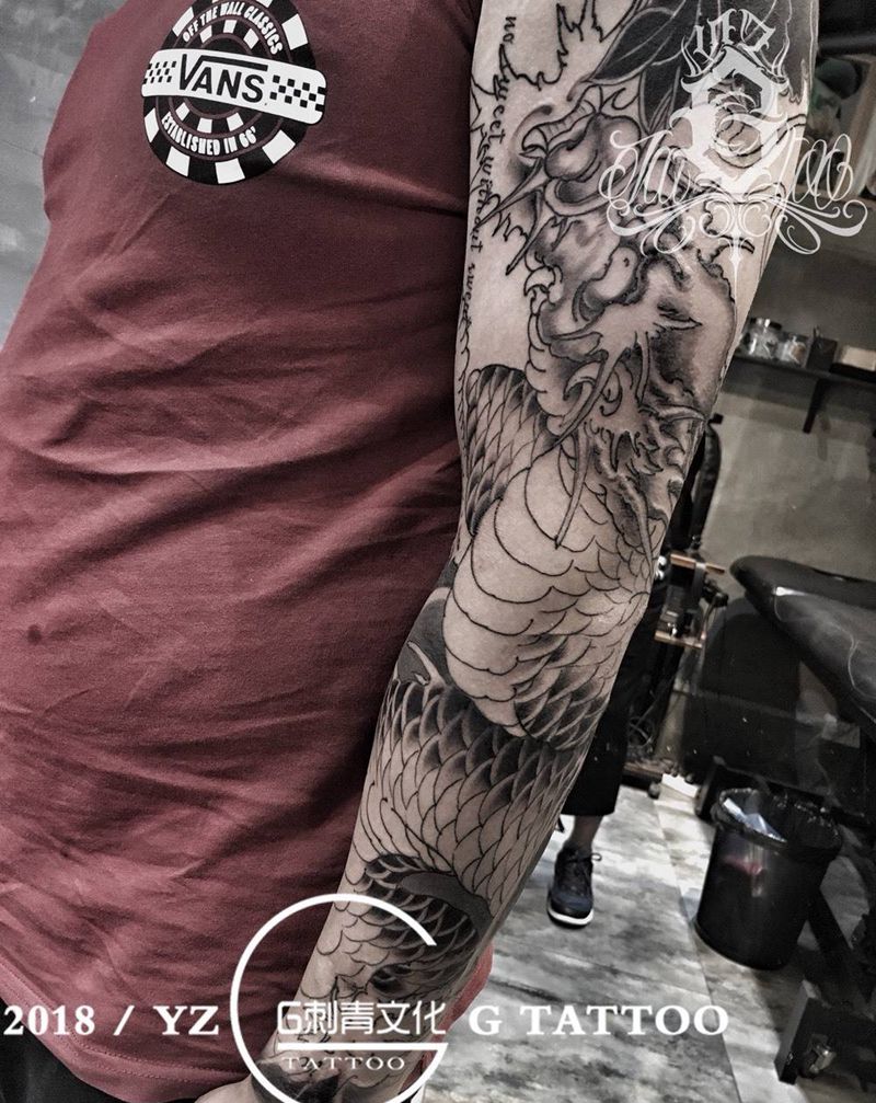 龙臂未完纹身图片