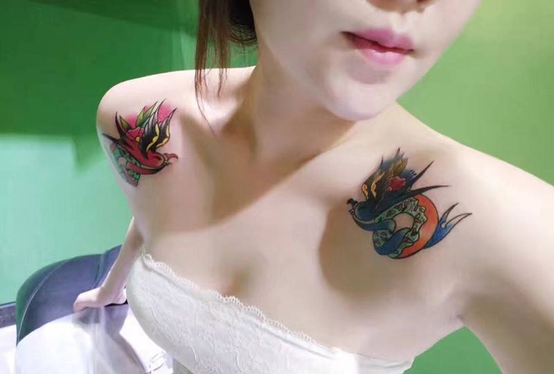 school燕子纹身图片_成品肩部欧美动物纹身图案