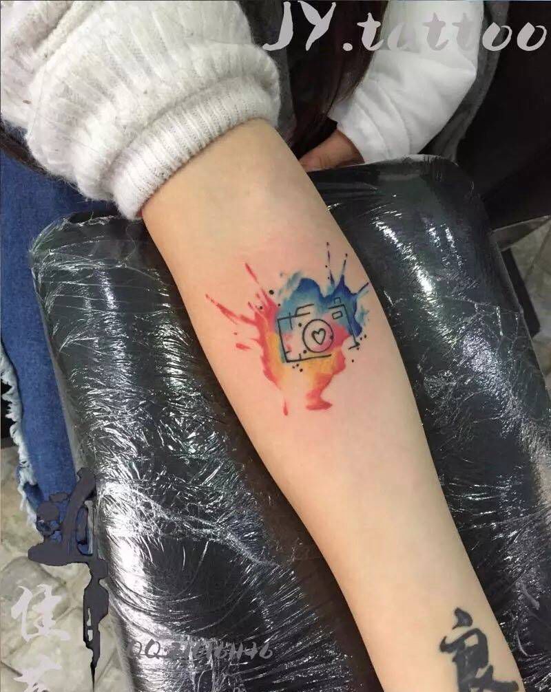 小相机纹身图片_手臂水彩纹身图案