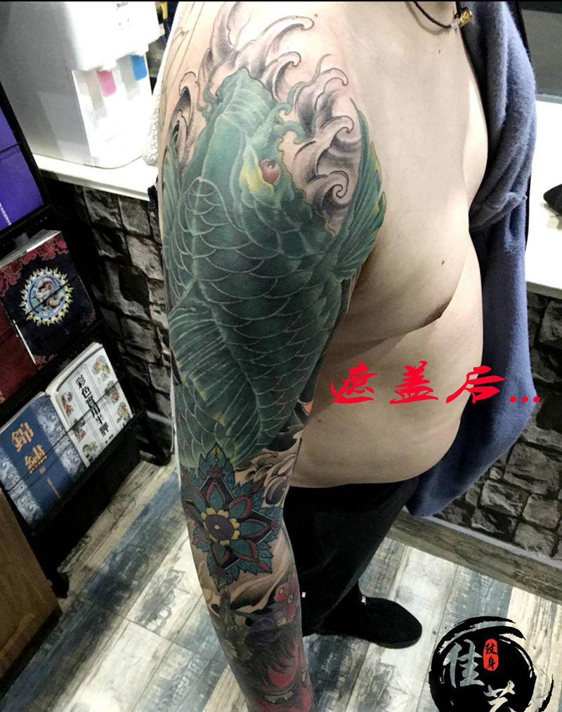 鲤鱼艺妓纹身图片_手臂新传统纹身图案