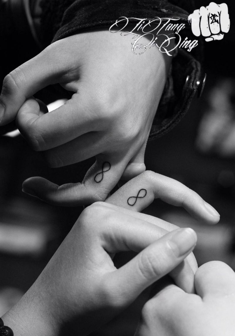 黑灰来几个小图纹身图片_成品手臂手部欧美写实清新几何字符静物原创纹身图案