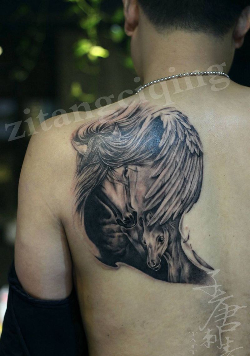 马纹身图片_成品背部欧美写实动物纹身图案