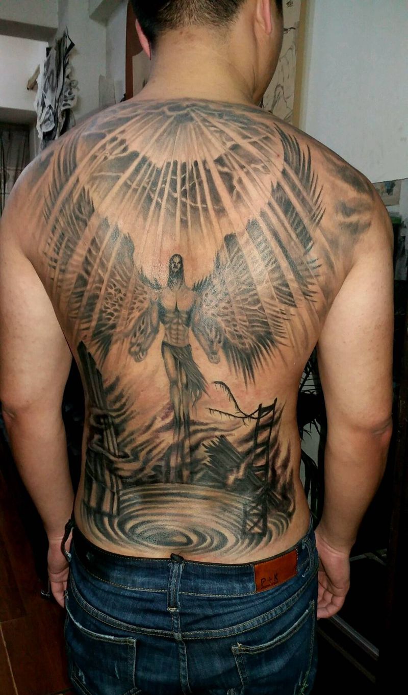 天裂纹身图片_背部纹身图案