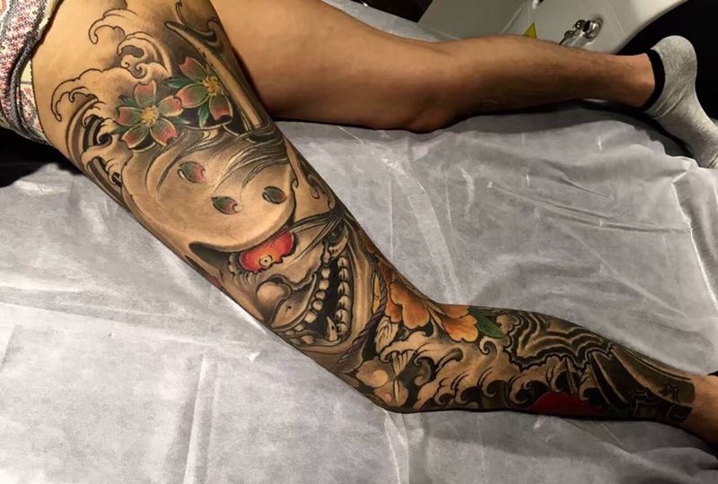 花腿，未完纹身图片_成品腿部传统鬼神植物静物纹身图案