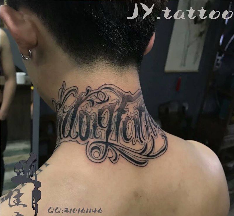 卡奇诺纹身图片_颈部花体字纹身图案