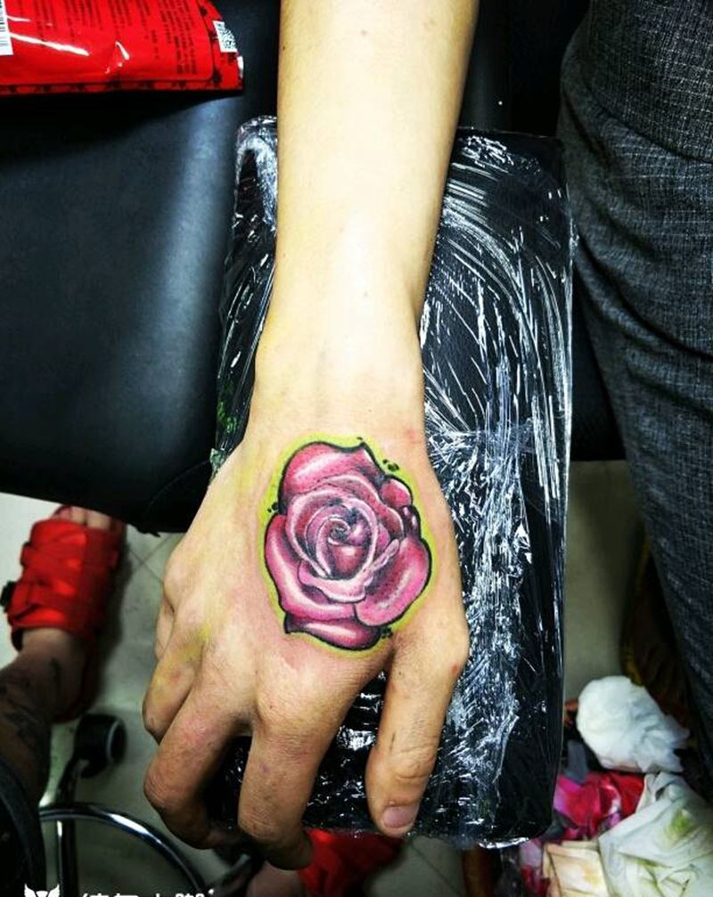 虎口玫瑰纹身图片_手部欧美植物成品纹身图案
