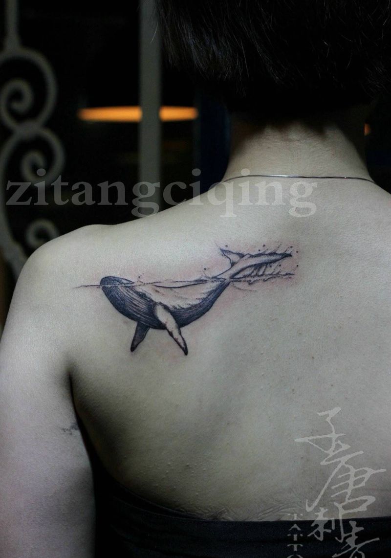 鲸鱼纹身图片_成品背部欧美清新写实动物纹身图案