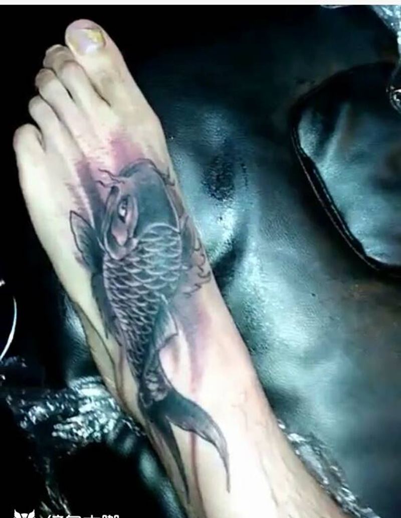 活生生的小鱼纹身图片